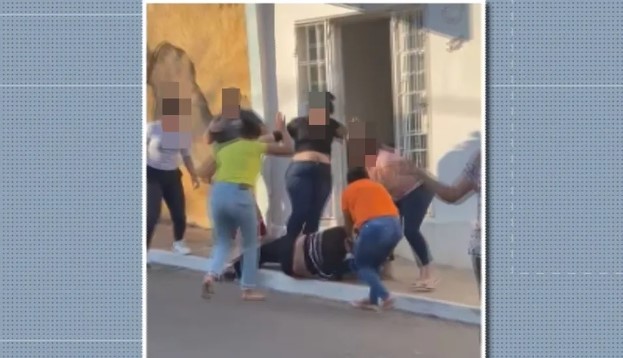 Mulher é espancada e arrastada em rua por grupo de mães após criança ser atingida por pedra em escola