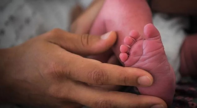 Em um ano, quase 12 mil recém-nascidos foram registrados sem o nome do pai em Minas