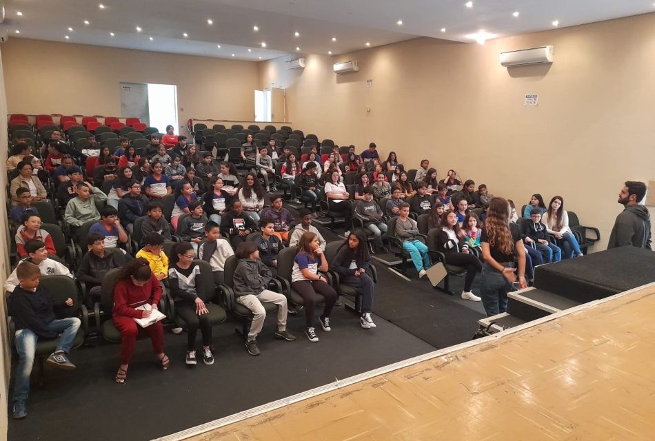 Alunos das escolas municipais de Formiga participam de palestras