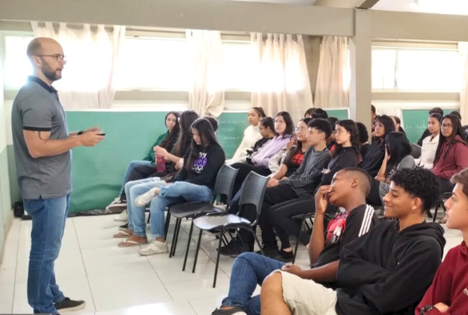 Professor do Unifor-MG ministra palestra para alunos de curso técnico do Polivalente