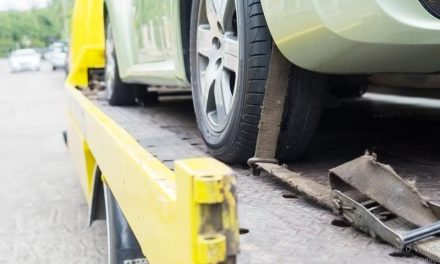Homem chama reboque e furta carro sem precisar encostar nele