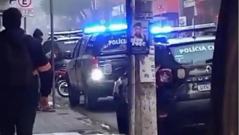 Preso quarteto suspeito de roubo a joalheria em Cláudio; polícia tira indivíduo debaixo da cama