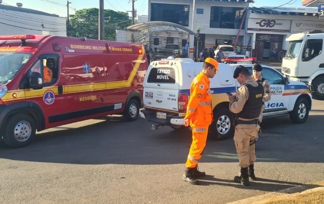 Criminosos roubam caminhonete e adolescente é atingido por tiro acidental durante fuga