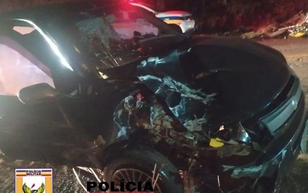 Batida frontal após ultrapassagem proibida deixa três gravemente feridos no Sul de Minas