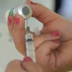 Saúde monitora novas variantes e reforça vacinação contra covid-19