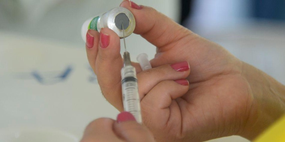 Saúde monitora novas variantes e reforça vacinação contra covid-19