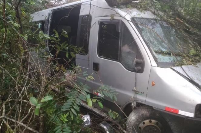 Van com trabalhadores de Campos Altos sofre acidente após perder freios, em Diamantina