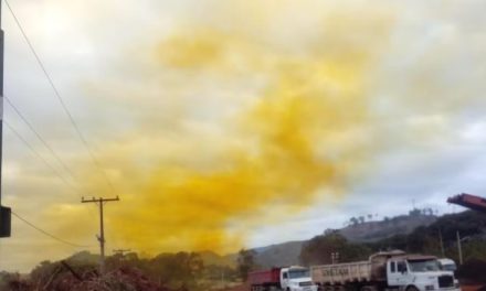 Vazamento de ácido corrosivo e tóxico mobiliza bombeiros em empresa de MG