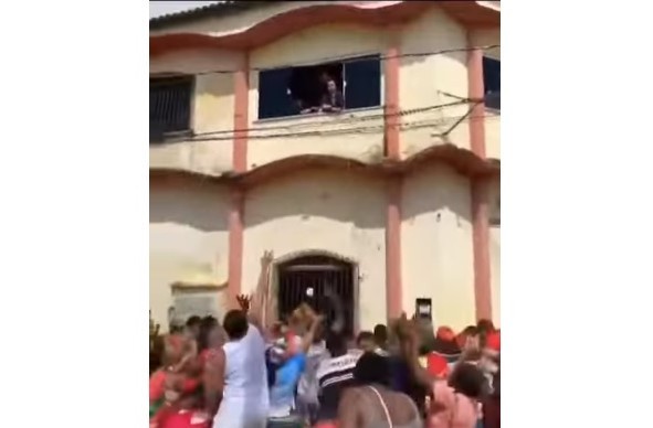 Vereador joga R$ 250 mil pela janela da câmara e diz ser suborno do prefeito