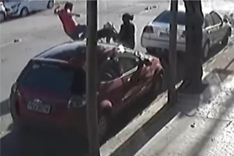 Homem dá ‘voadora’ em ladrão que tentou roubar mulher em Lagoa da Prata