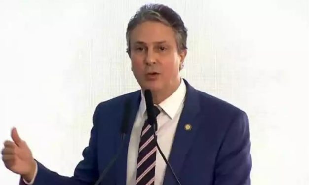Governo anuncia internet em todas as escolas públicas até 2026