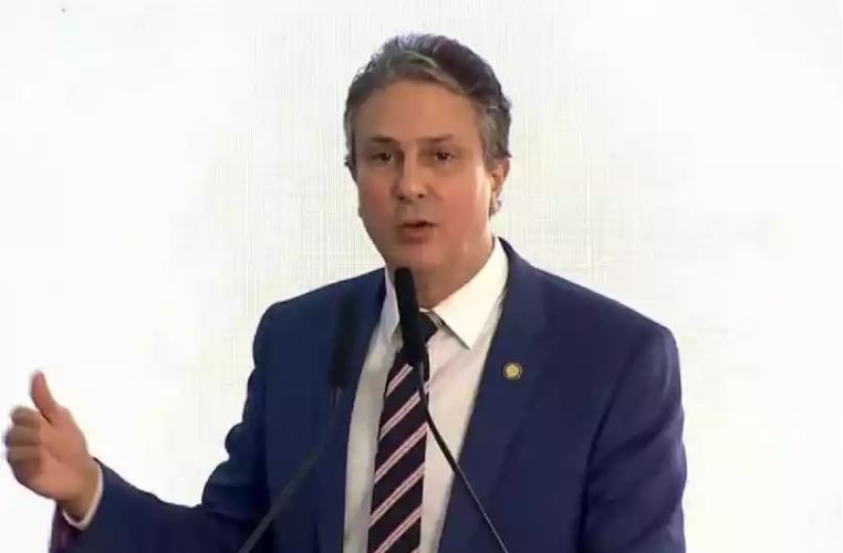 Governo anuncia internet em todas as escolas públicas até 2026