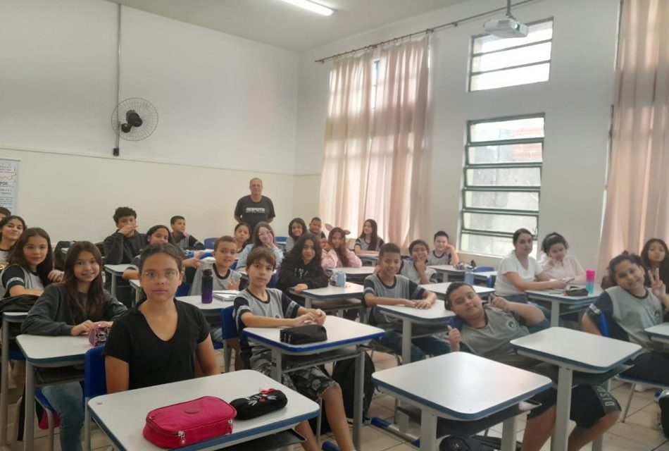 Assistente Social do Tatame do Bem realiza palestra na Escola Joaquim Rodarte