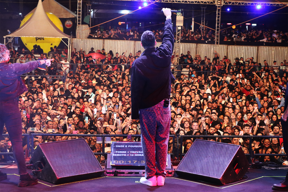 Show de Dilsinho atrai grande público no Parque de Exposições de Formiga nessa quarta-feira