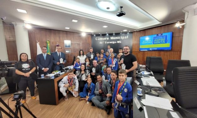 Vereadores são homenageados pelas crianças do Tatame do Bem