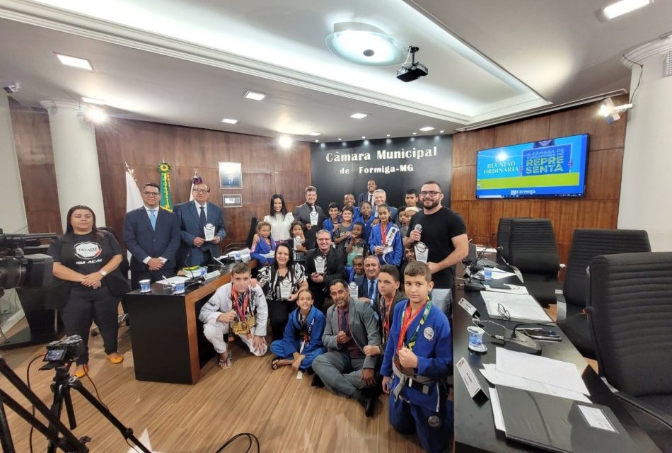 Vereadores são homenageados pelas crianças do Tatame do Bem