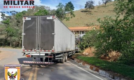 Motociclista de 22 anos morre após ser atingido por caminhão que perdeu freio