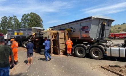 Motorista perde controle de caminhão na BR-491, próximo ao trevo de Alfenas