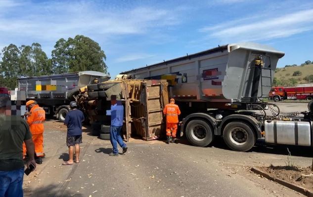 Motorista perde controle de caminhão na BR-491, próximo ao trevo de Alfenas