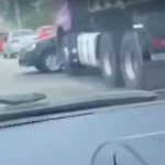 Carro é arrastado por caminhão em acidente no Anel Rodoviário