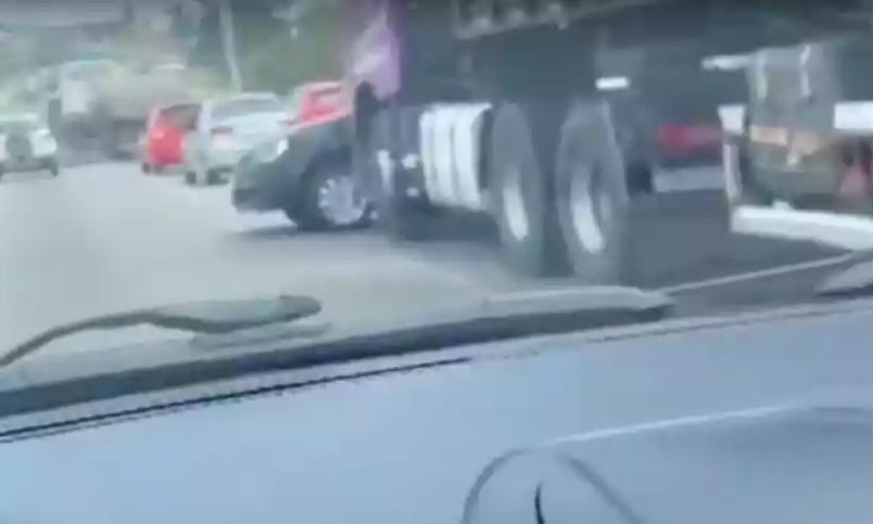 Carro é arrastado por caminhão em acidente no Anel Rodoviário