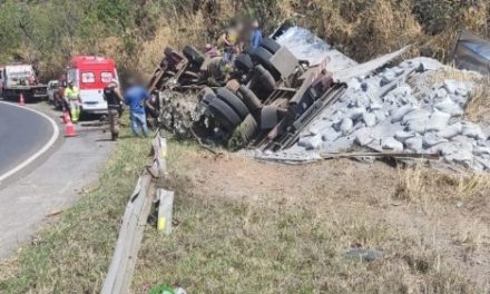 Casal fica ferido após caminhão carregado de calcário tombar na MG-050, em Capitólio