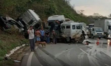 BR-381 é completamente interditada após acidente envolvendo carretas