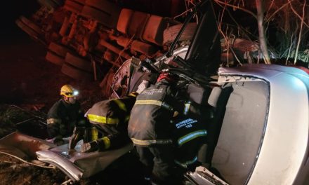 Quatro pessoas ficam feridas em acidente entre carro e carreta em São Sebastião do Oeste