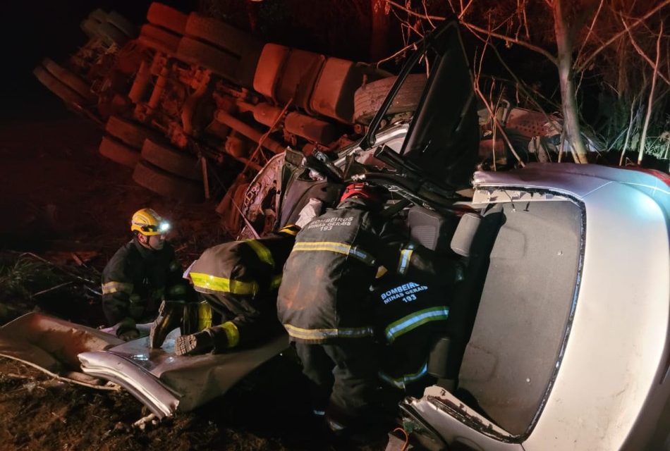 Quatro pessoas ficam feridas em acidente entre carro e carreta em São Sebastião do Oeste