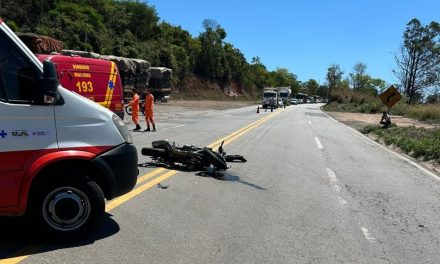 Jovem morre em acidente entre moto e caminhão na BR-494, em Divinópolis