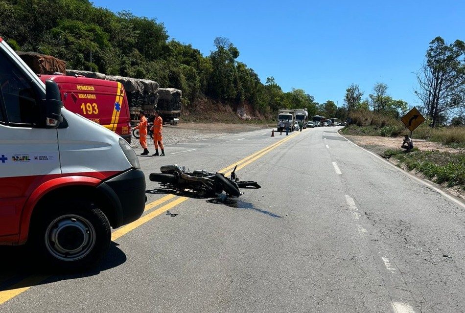 Jovem morre em acidente entre moto e caminhão na BR-494, em Divinópolis