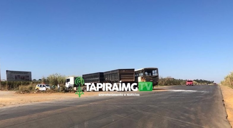 Mulher fica ferida após acidente entre ônibus e carreta na BR-354