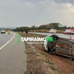 Homem morre e outro é socorrido de helicóptero após carro capotar na BR-262