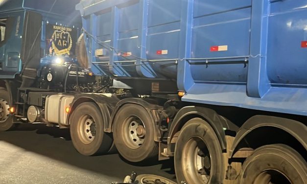 Acidente entre carreta e moto deixa homem ferido em Bom Despacho