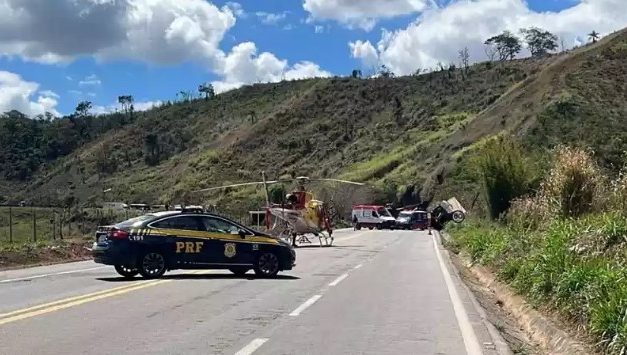 Grave acidente entre dois caminhões interdita BR-262 na volta do feriado
