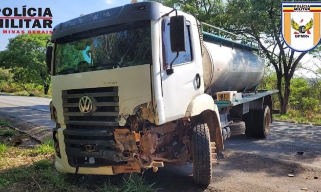 Colisão entre carro e caminhão deixa três vítimas fatais em Nova Serrana