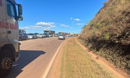 Tanque cai de caminhão na BR-040; trecho em Itabirito é interditado devido ao óleo na pista