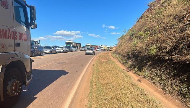 Tanque cai de caminhão na BR-040; trecho em Itabirito é interditado devido ao óleo na pista