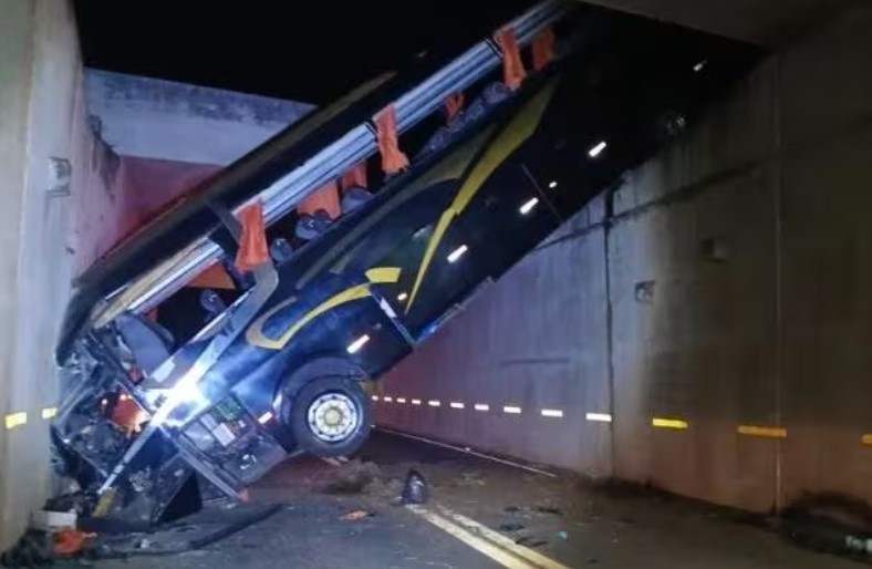 Ônibus que seguia para Capitólio cai em vão de viaduto; 35 pessoas ficaram feridas