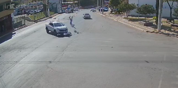 Motociclista é atingido em Piumhi e “voa” sobre caminhonete