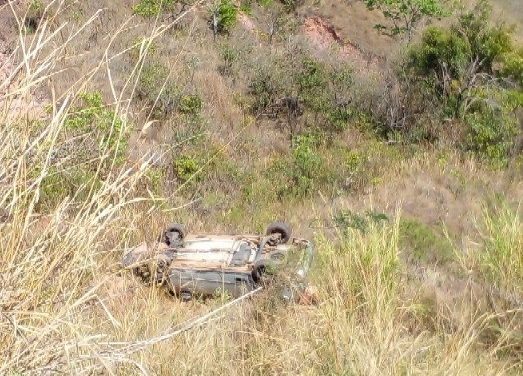 Homem fica ferido após caminhonete cair em ribanceira na BR-354, em Tapiraí