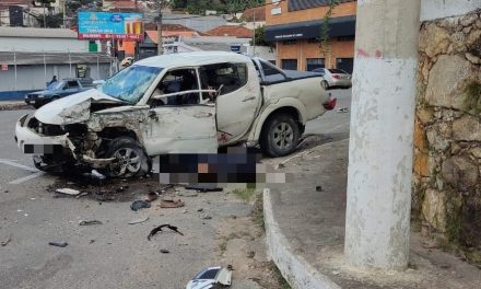 Homem morre após caminhonete colidir contra muro em Oliveira