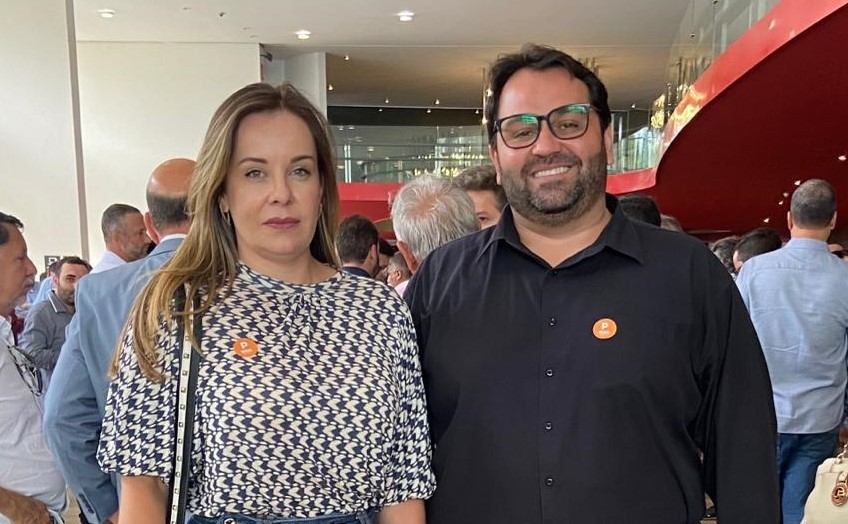 Vice-prefeita e chefe de Gabinete participam da solenidade de assinatura do termo aditivo do acordo do Fundo Estadual de Saúde, em BH