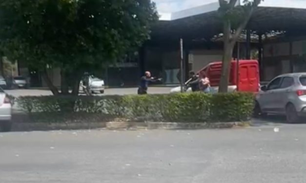 Homem saca arma para pedestre durante briga de trânsito no Terminal Rodoviário de Formiga