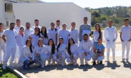 Alunos de medicina veterinária do Unifor-MG visitam laticínio ideal