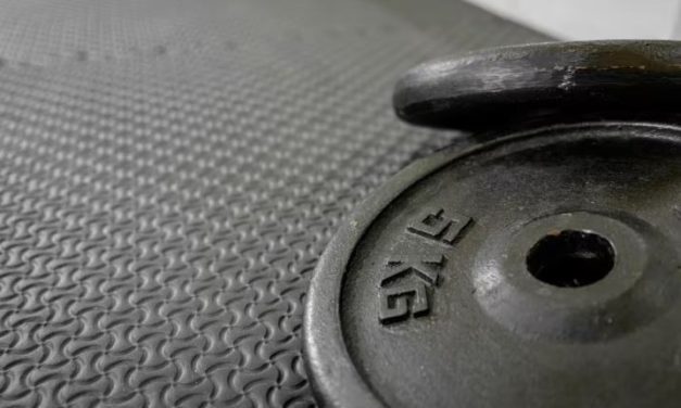 Homem passa por cirurgia após ter pênis preso em anilha de musculação