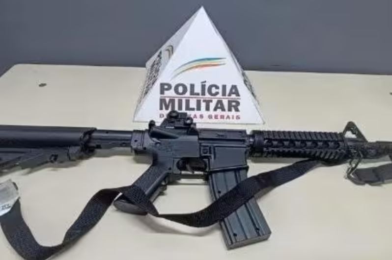 Homem é detido após ser flagrado andando com fuzil de ‘airsoft’ em MG