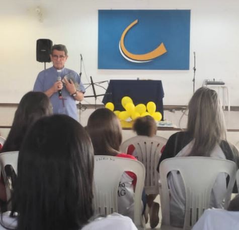 Encontro de jovens da paróquia São Sebastião com o Bispo Diocesano