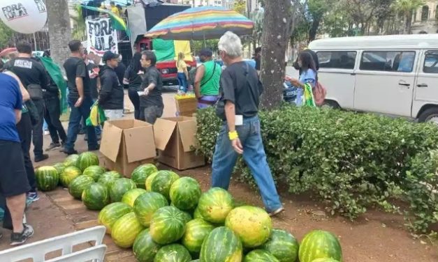 Bolsonaristas distribuem melancia em protesto contra as Forças Armadas
