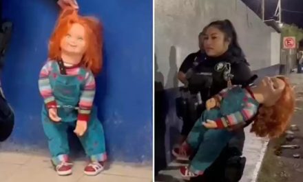 Boneco Chucky é preso e algemado por policiais no México